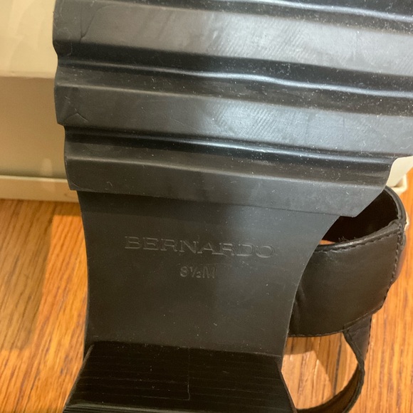 Bernardo Sorrena Goldtone Chain Lug Heel Sandal NWOB - Picture 6 of 13